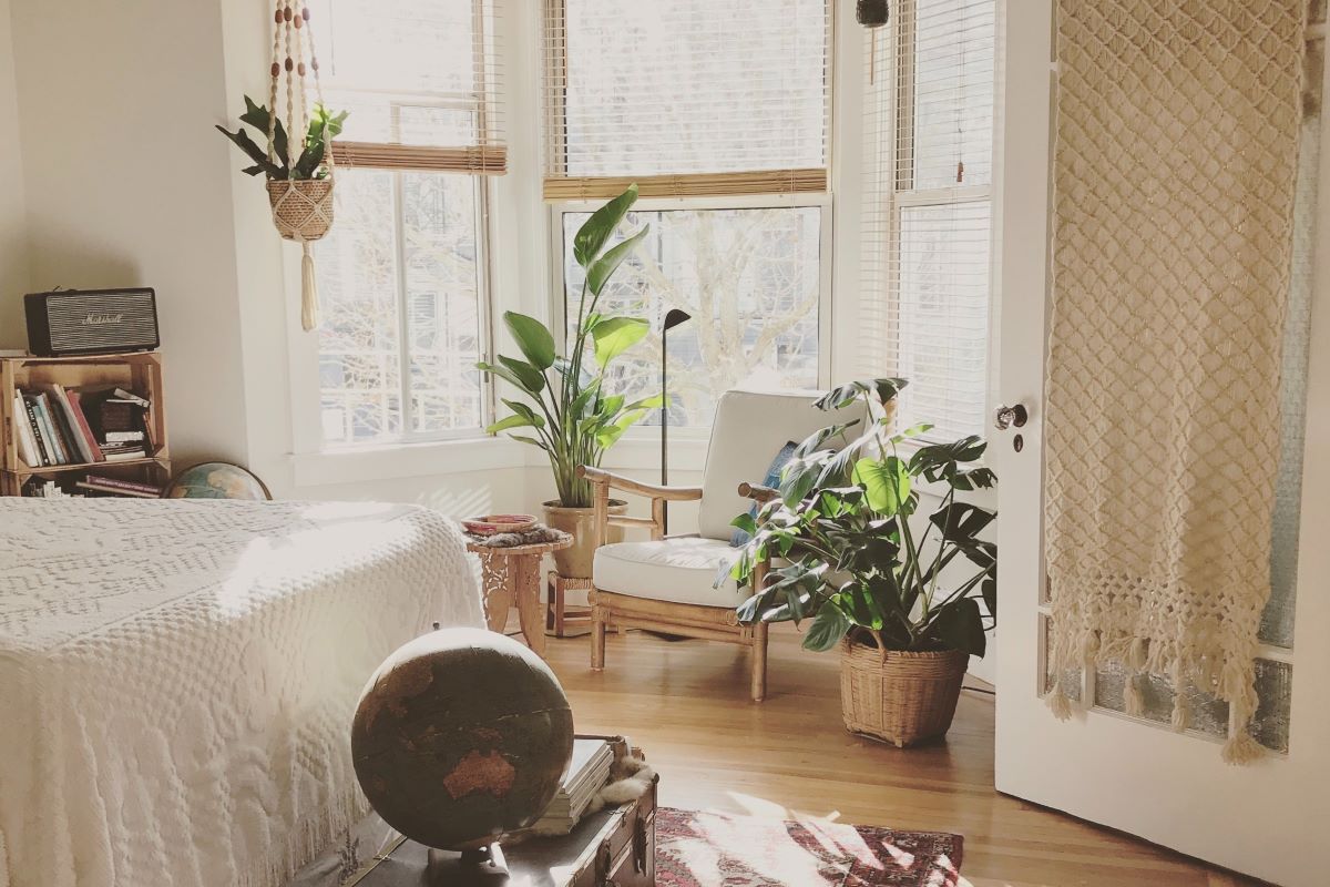 dormitorio de apartamento limpio con plantas